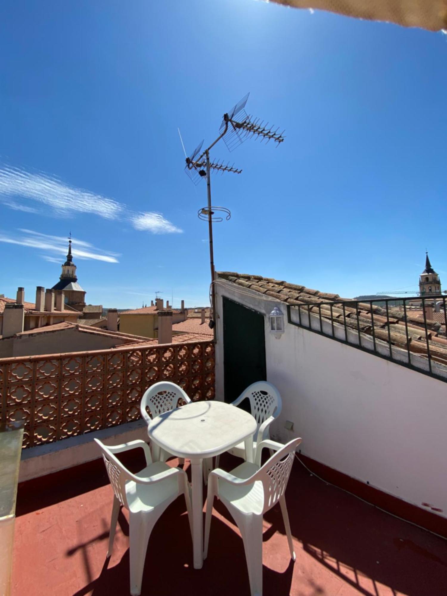 Hotel Casa De Huespedes Vecinodecerbantes Alcalá de Henares Exterior foto